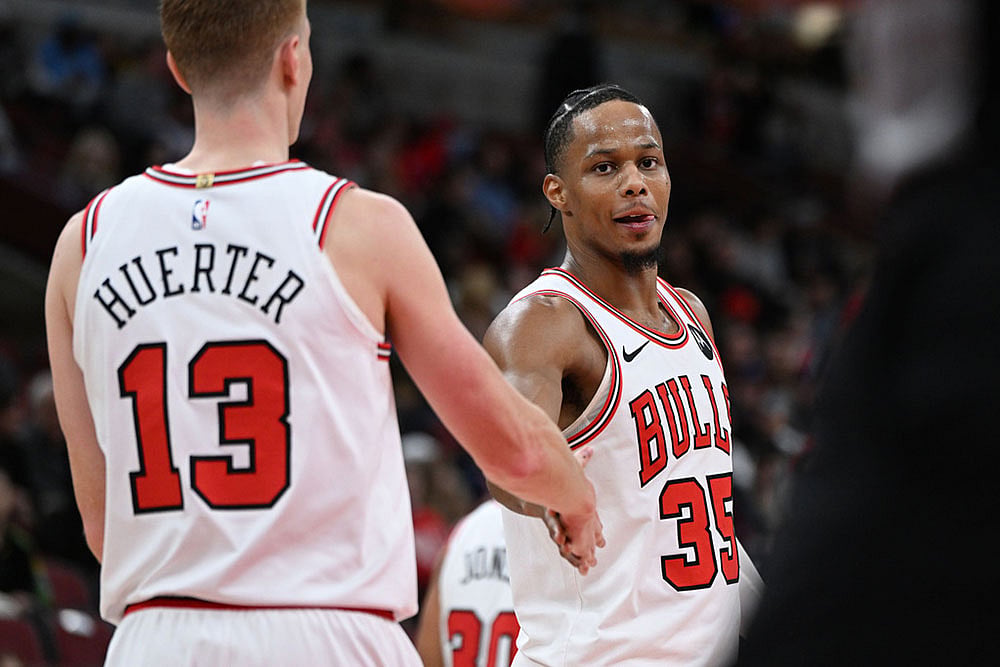 | Photo: AP/Paul Beaty : Chicago Bulls' Isaac Okoro (35) celebrates with teammate Kevin Huerter (13) during the final seconds of an NBA basketball game against the New Orleans Pelicans in Chicago.