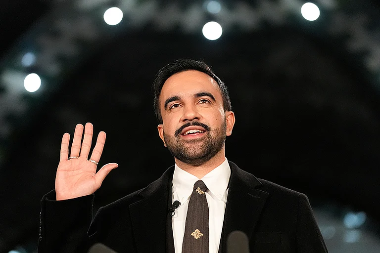 Mayor-elect Zohran Mamdani takes the oath of office during a swearing-in ceremony in the Old City Hall subway station in New York. - | Photo: AP/Yuki Iwamura