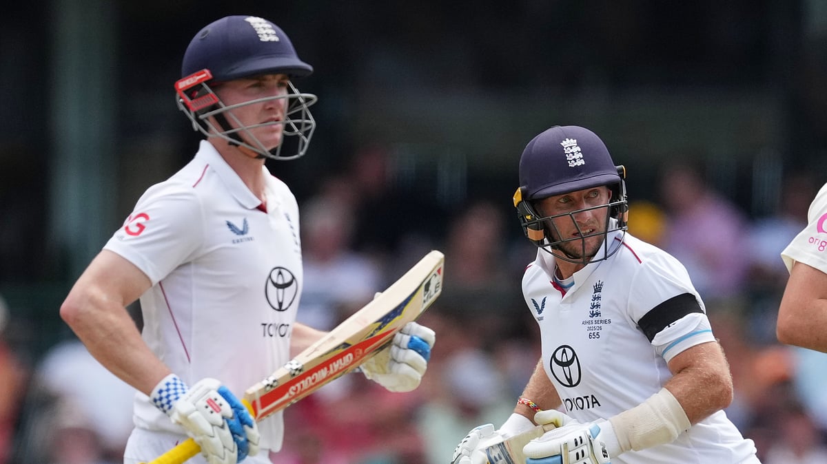 England's Joe Root runs between the wickets with teammate Harry Brook, left, during play on day one of the fifth and final Ashes cricket test between England and Australia in Sydney, Sunday, Jan. 4, 2026.  - (AP Photo/Mark Baker)