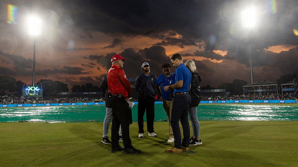 | Photo: Special Arrangement : Match officials confer as rain delays play during match 12 of SA20 2026 between Pretoria Capitals (PC) and Durban’s Super Giants (DSG).