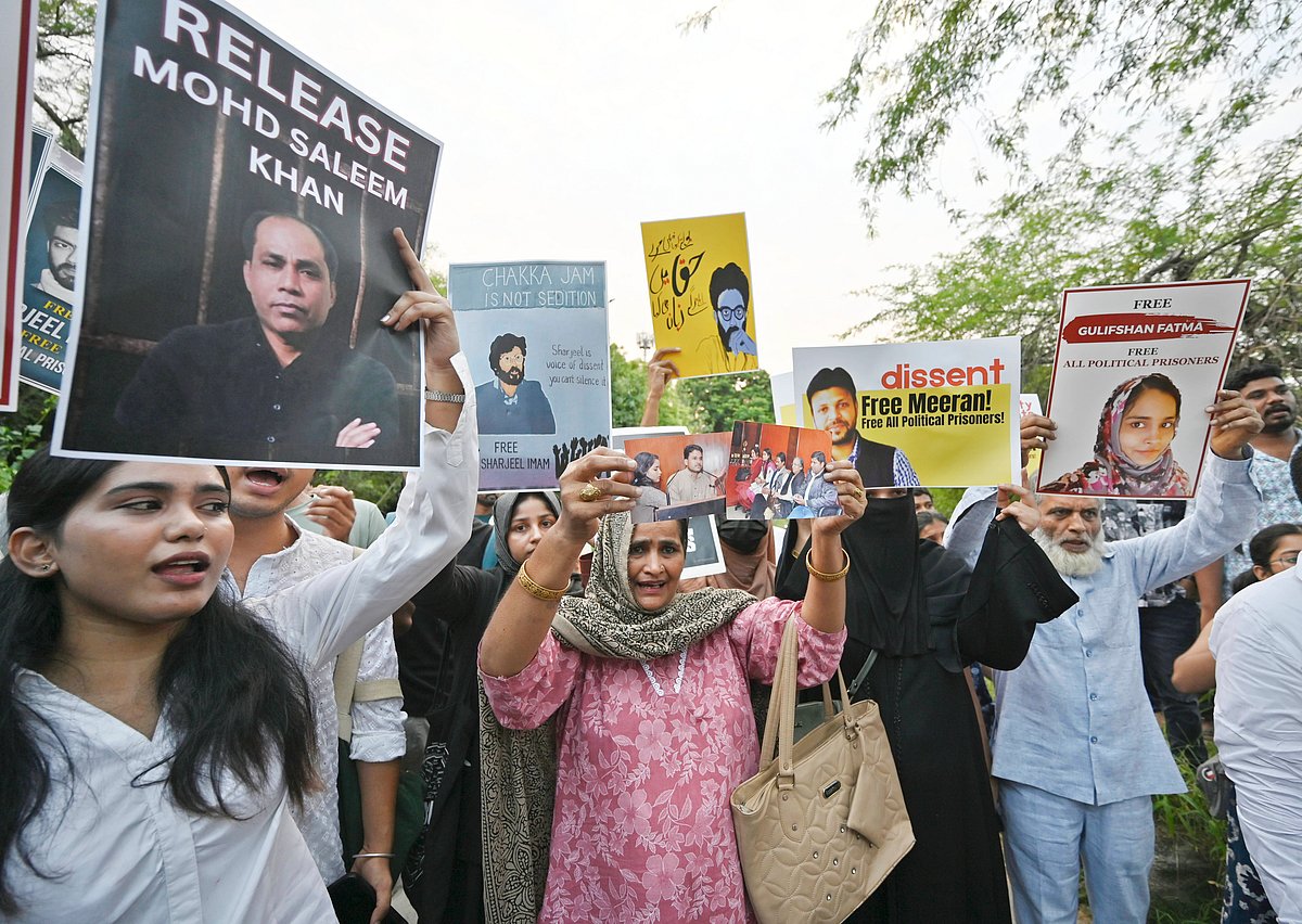 IMAGO / Hindustan Times : Family members along with JNU students participate in the Freedom March at Ganga Dhaba, JNU Campus, following the Delhi High Court™s rejection of bail pleas of Umar, Sharjeel, Meeran, Gulfisha, and others in 2020 riots case, on September 13, 2025 in New Delhi, India.  