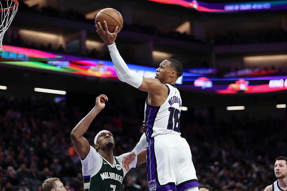 Milwaukee Bucks vs Sacramento Kings NBA Basketball-Myles Turner