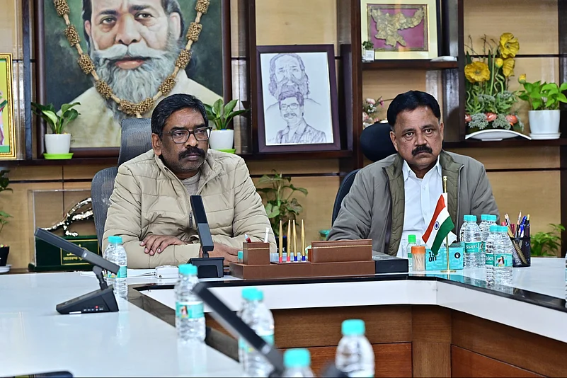 Jharkhand Chief Minister Hemant Soren reviewing preparations for the Davos