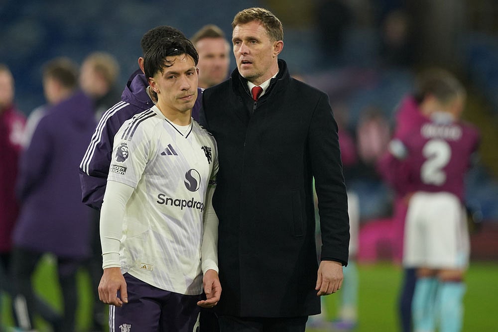 | Photo: AP/Ian Hodgson : Manchester United's interim manager Darren Fletcher and Lisandro Martinez walk off the pitch after the Premier League soccer match between Burnley and Manchester United in Burnley, England.