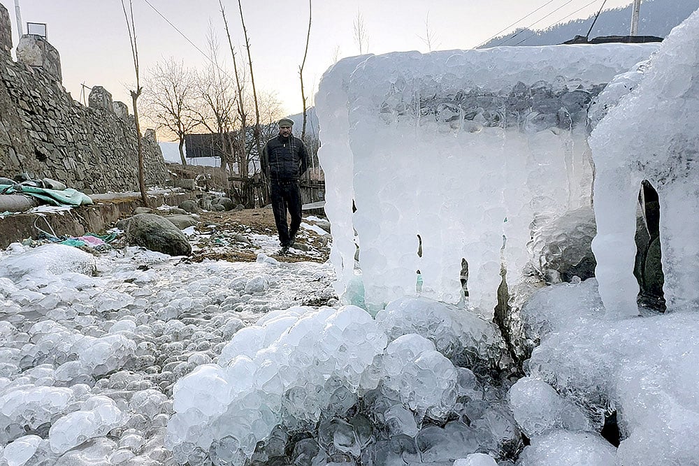 Weather: Cold wave grips Kashmir valley