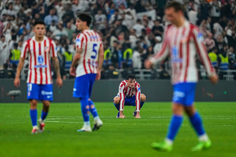 | Photo: AP/Altaf Qadri : Atletico Madrid's Marc Pubill, background, reacts after losing the Spanish Super Cup semifinal soccer match against Real Madrid at King Abdullah Sports City Stadium in Jeddah, Saudi Arabia.