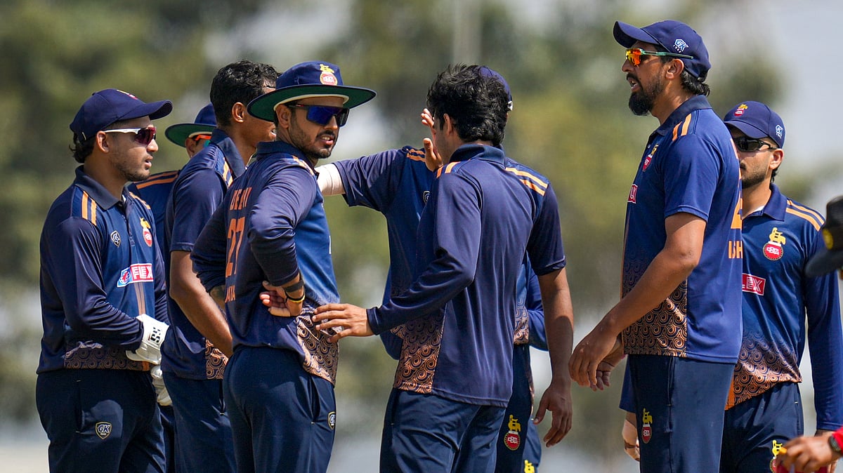 (PTI Photo/Shailendra Bhojak) : Delhi's captain Ishant Sharma with teammates during the Vijay Hazare Trophy 2025-26 fourth quarter-final cricket match between Vidarbha and Delhi, at BCCI Centre of Excellence Ground in Bengaluru, Tuesday, Jan. 13, 2026. 