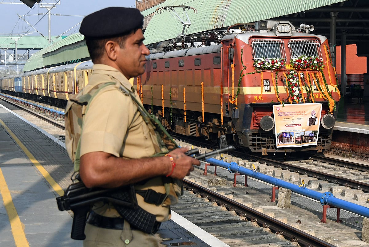 IMAGO / ANI News : A Police personnel stand guard at the Srinagar Railway Station during the inauguration programme of the Rapid Cargo JPP-RCS Parcel Train from Srinagar to New Delhi, in Srinagar.