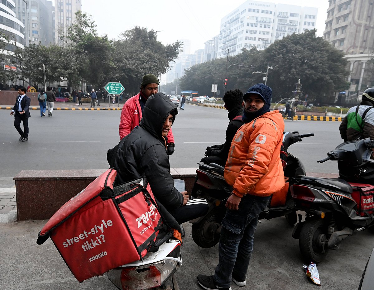 Source: IMAGO / Hindustan Times : Failure to meet platform expectations, refusal of work, acts of dissent and organising, customer complaints, or system glitches can potentially trigger lockouts, temporary deactivations, or suppressed orders, disciplining workers even as they struggle to meet impossible expectations.