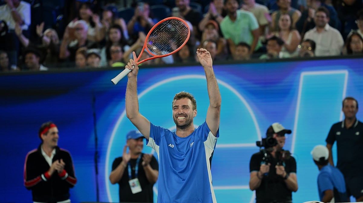 (James Ross/AAP Image via AP) : Australia's Jordan Smith holds his trophy aloft after defeating Joanna Garland of Taiwan to win the 1 Point Slam event ahead of the Australian Open in Melbourne, Australia, Wednesday, Jan. 14, 2026. 