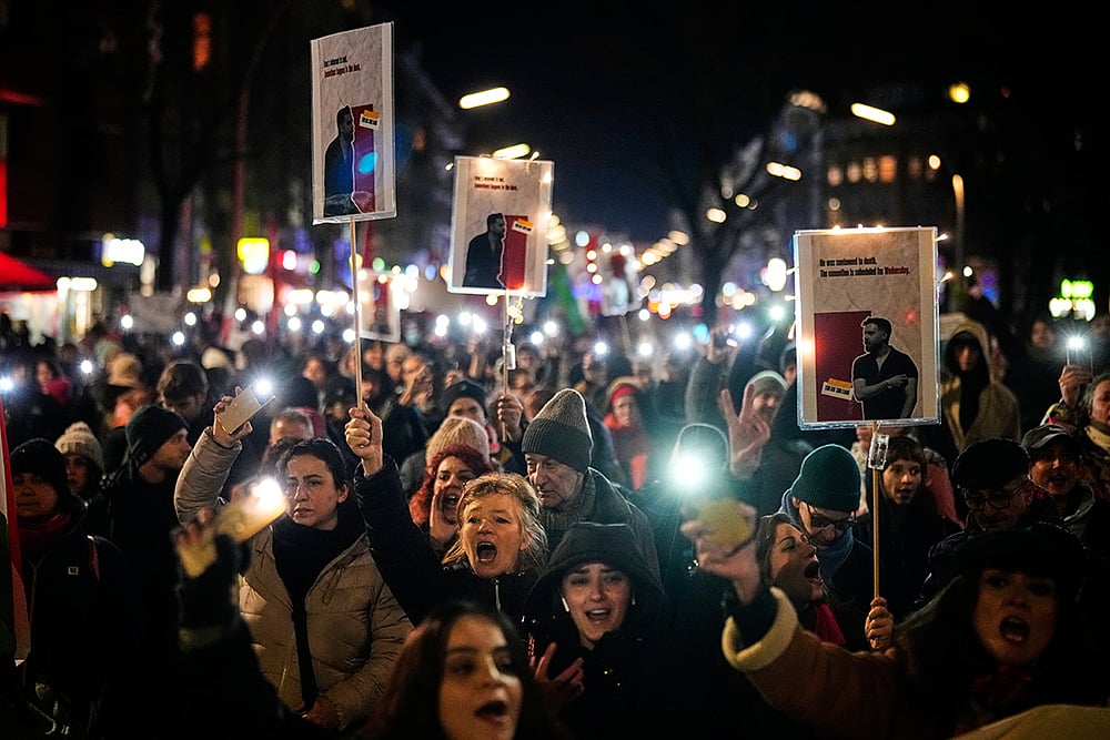| Photo: AP/Ebrahim Noroozi : People take part at a rally in Berlin to support of anti-government protests in Iran