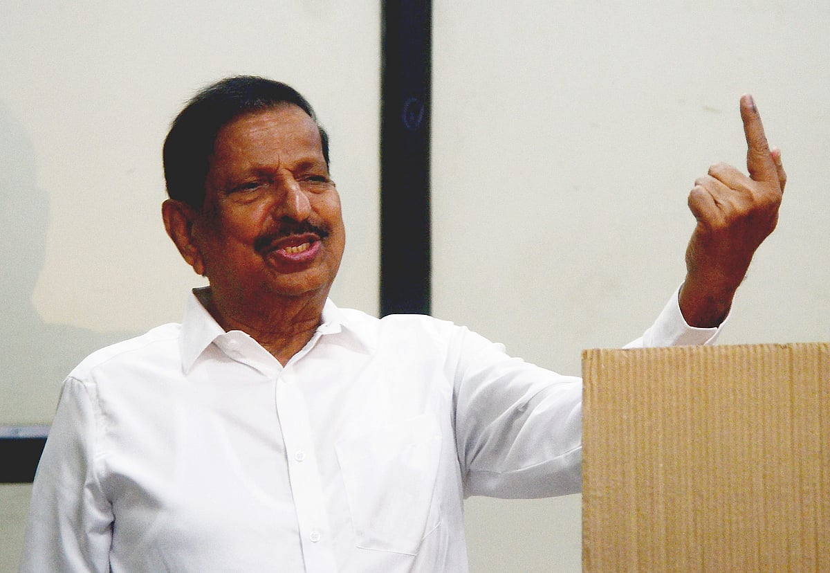 PTI : Maharashtra Forest Minister Ganesh Naik shows his ink marked finger after casting vote 