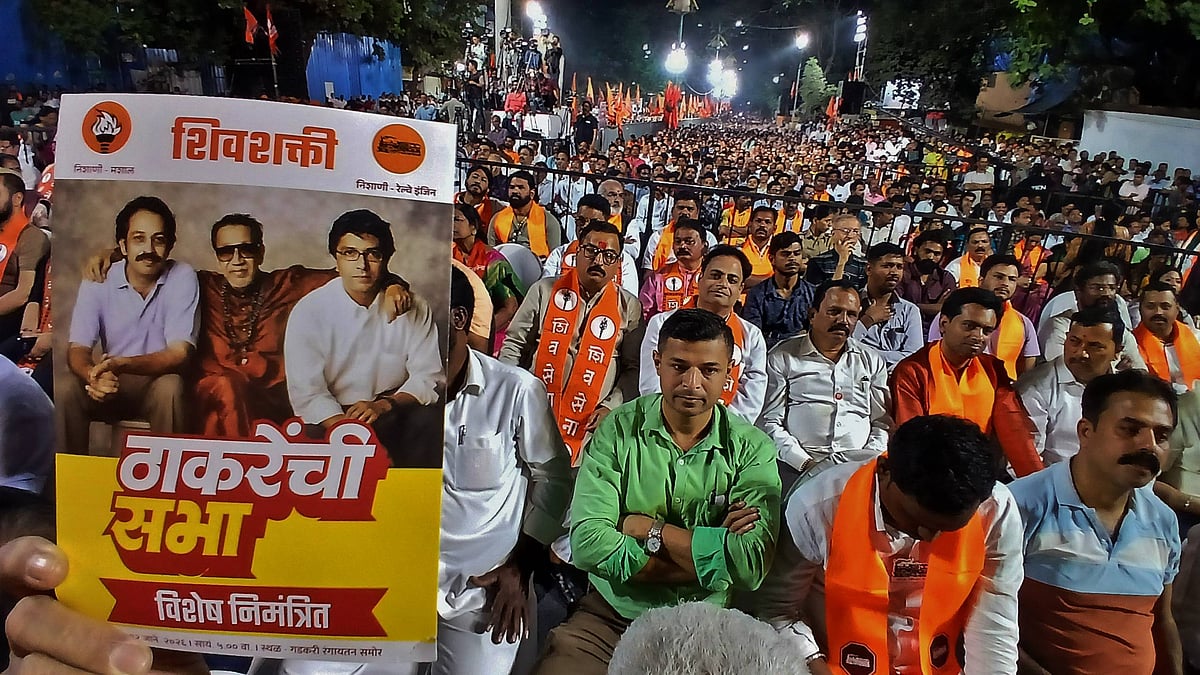IMAGO / Hindustan Times : : Shiv Sena UBT and MNS supporters during joint campaign meeting of Shiv Sena (UBT) and the MNS alliance municipal corporation general elections on January 12, 2026 in Thane, India. (Photo by Praful Gangurde Hindustan Times) SS UBT Chief Uddhav Thackeray And MNS chief Raj Thackeray Address Joint Campaign Meeting For TMC Elections