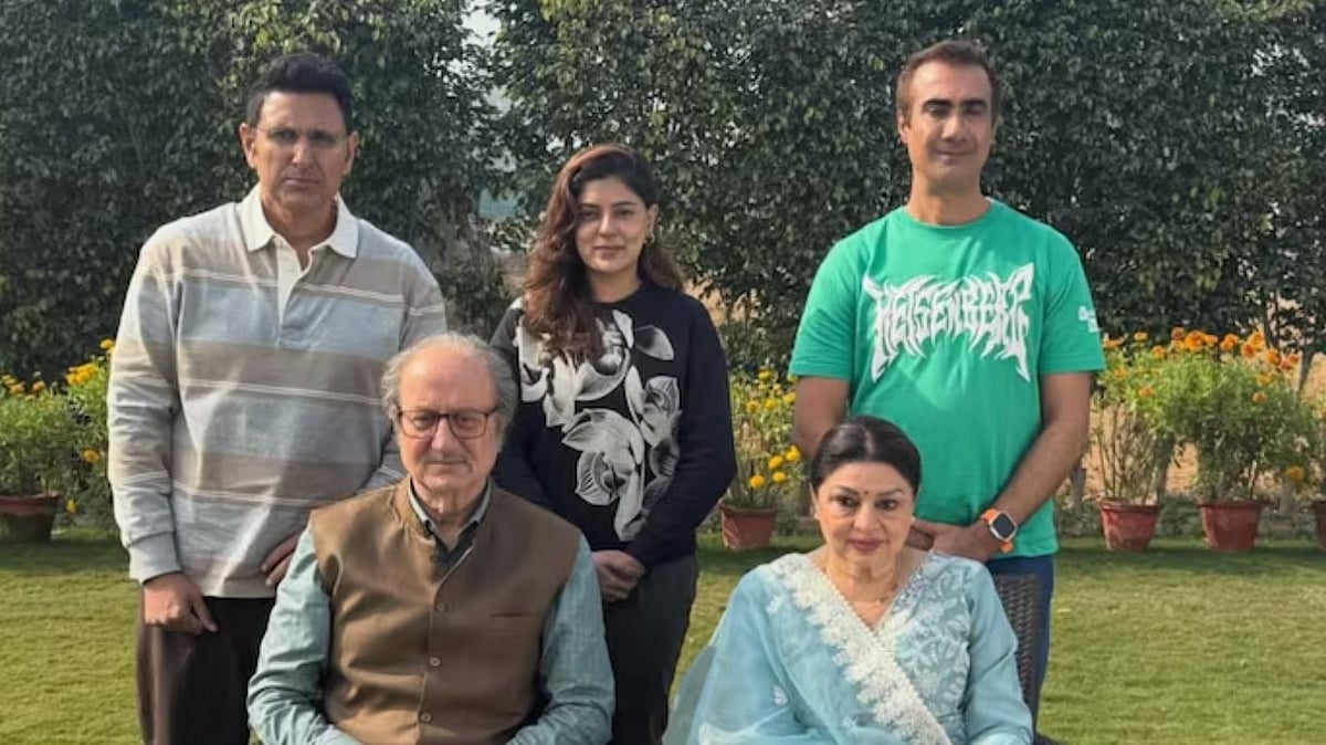X : The Khoslas return: Anupam Kher reunites with original cast for Khosla Ka Ghosla 2