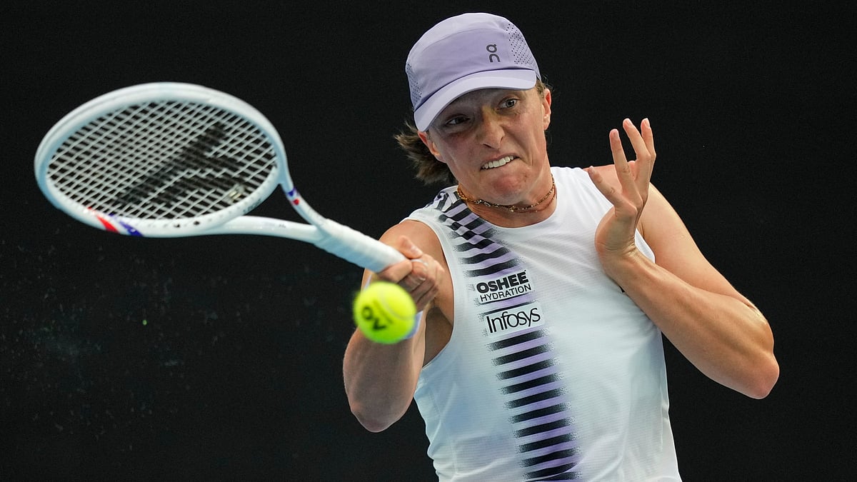 AP/Aaron Favila : Iga Swiatek of Poland plays a forehand return to to Yuan Yue of China during their first round match at the Australian Open.