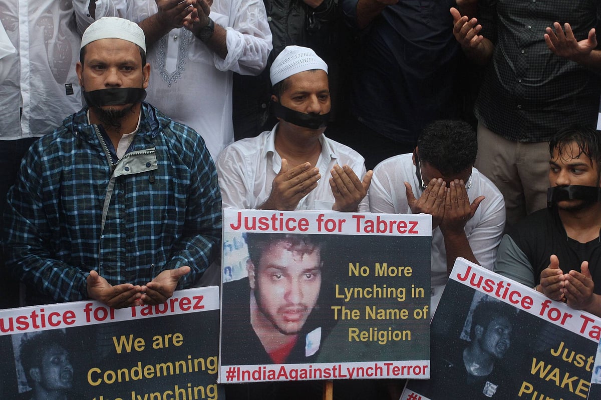 IMAGO / Hindustan Times : Muslim community of Mumbra hold placards condemning the recent mob lynching of Muslim youth Tabrez Ansari in Jharkhand state, on June 28, 2019 in Mumbai, India. Tabrez Ansari, 24, was beaten to death by a Hindu mob in Kharsawan district in the eastern Indian state of Jharkhand on suspicion of theft, causing a public uproar