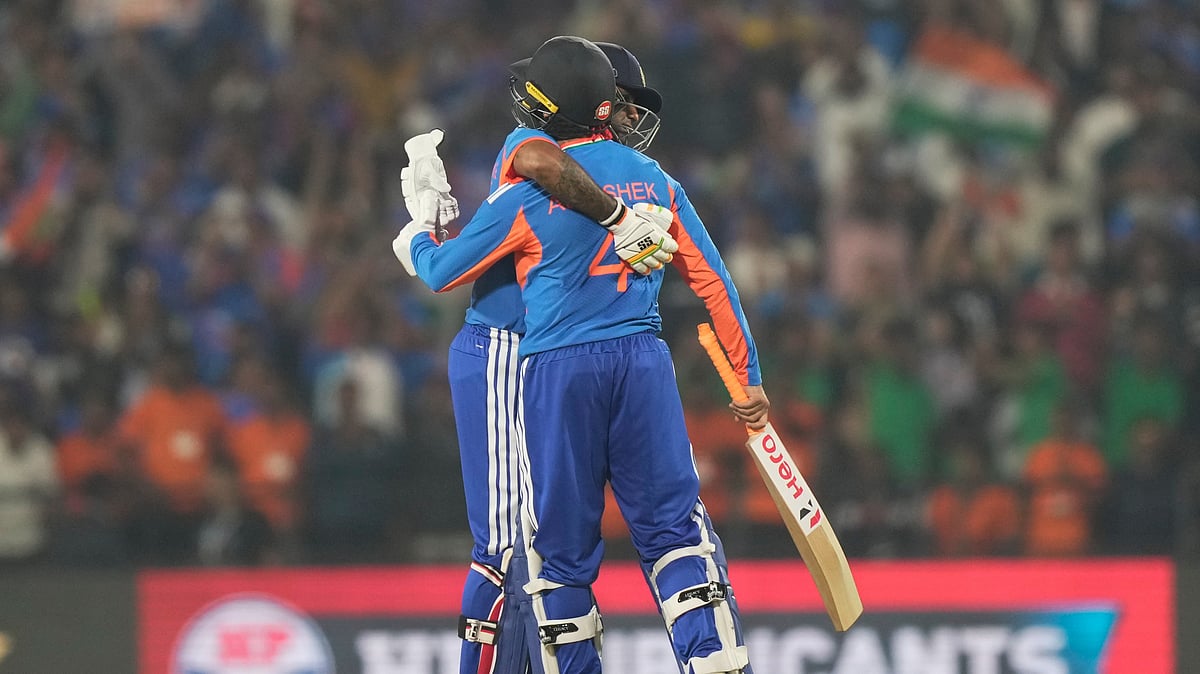 (AP Photo/Mahesh Kumar A.) : India's captain Suryakumar Yadav, left, hugs to congratulate batting partner Abhishek Sharma on scoring fifty runs during the first T20 cricket match between India and New Zealand in Nagpur, India, Wednesday, Jan. 21, 2026. 