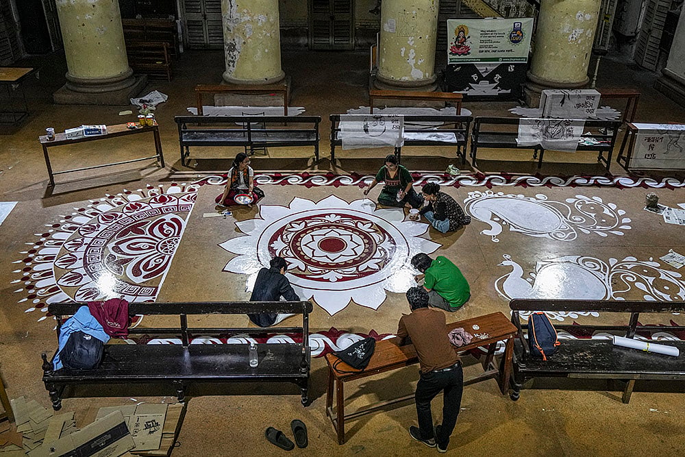 Students prepare rangoli in Kolkata