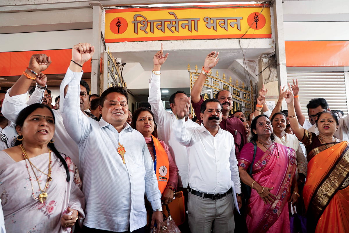 IMAGO / ANI News : Elected candidates from Shiv Sena UBT head towards Konkan Bhavan to register themselves as corporators along with the former Mumbai Mayor Kishori Pednekar. 