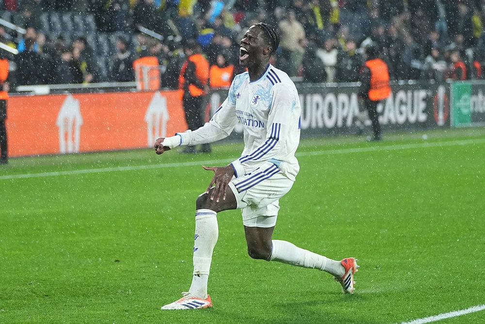 | Photo: AP/Francisco Seco : Aston Villa's Amadou Onana gestures to supporters at the end of a Europa League opening phase soccer match between Fenerbahce and Aston Villa in Istanbul, Turkey.