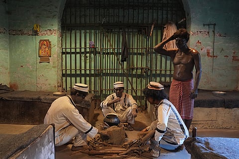 Sculpture shows the daily life of the inmates during the British period.
