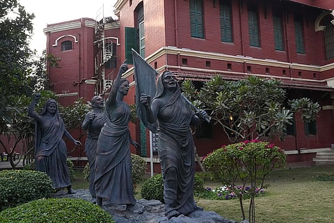  The image shows sculptures of anonymous female fighters in their struggle for independence, located within the grounds of the Alipore Museum. 