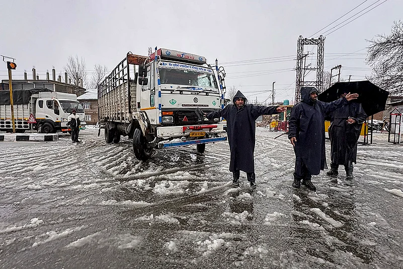 Weather: Snowfall in J-Ks Ramban