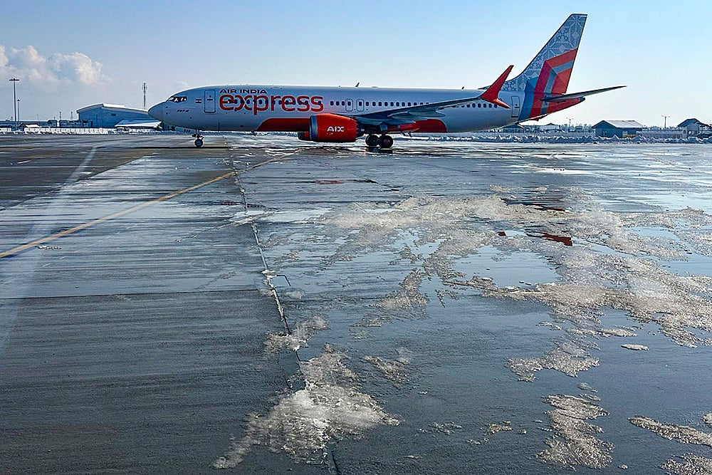 J-K Snowfall: Flights resume at Srinagar airport
