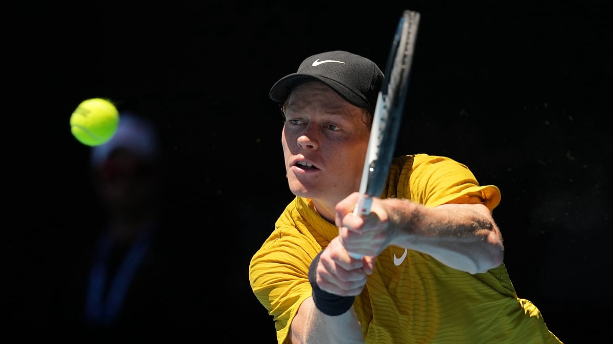 AP/Dita Alangkara : Jannik Sinner of Italy plays a backhand return to Eliot Spizzirri of the U.S. during their third round match.