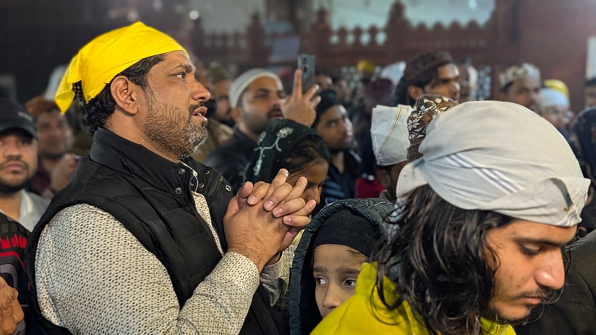 Soulful qawwalis echoed Khusros timeless compositions, filling the air with music and unity amid the rain-soaked basti. 