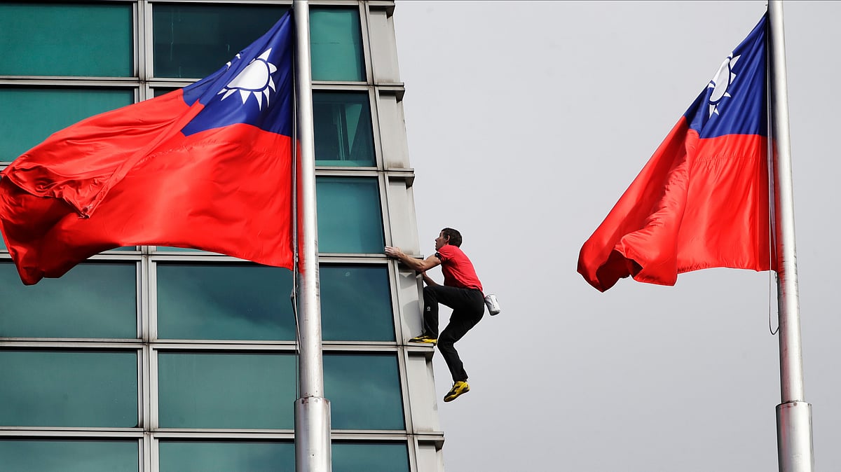 (AP Photo/Chiang Ying-ying) : Rock climber Alex Honnold, of the U.S., performs a free solo climb of the Taipei 101 skyscraper in Taipei, Taiwan, Sunday, Jan. 25. 2026. 