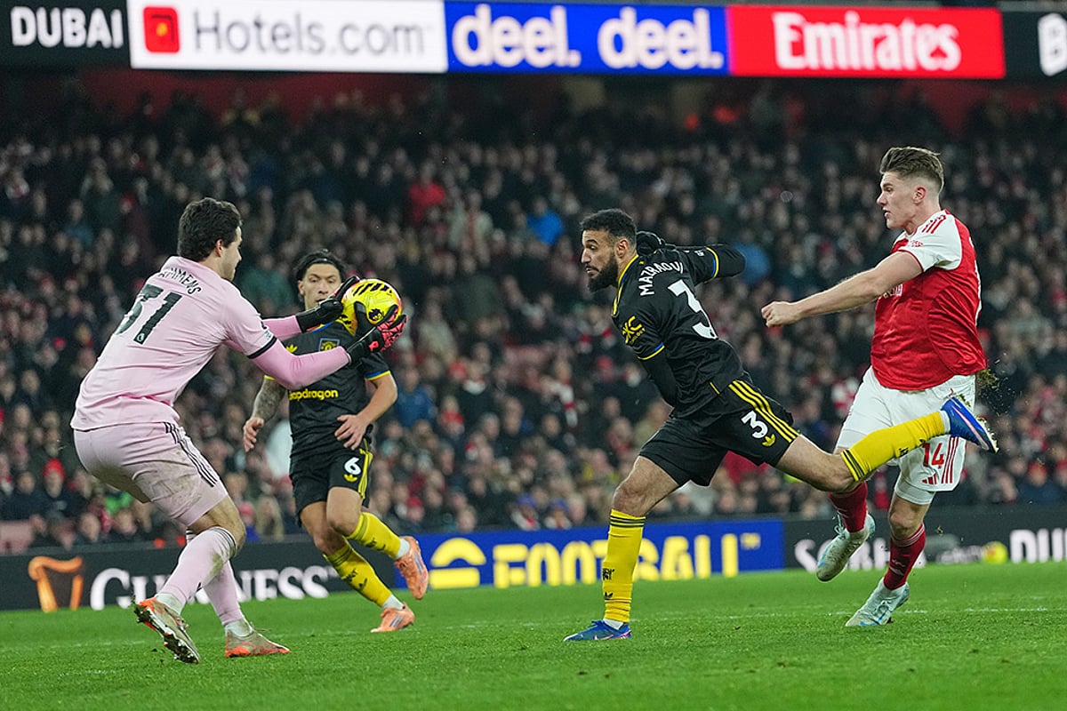 arsenal vs manchester united english premier league soccer-Senne Lammens