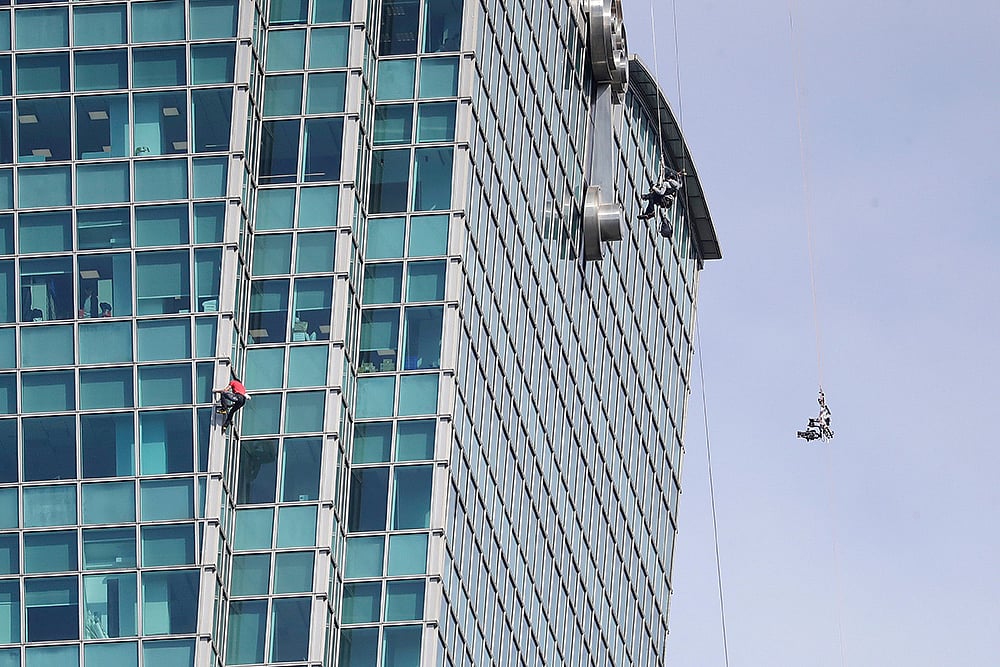 Alex Honnold solo climb of the Taipei 101 skyscraper-7