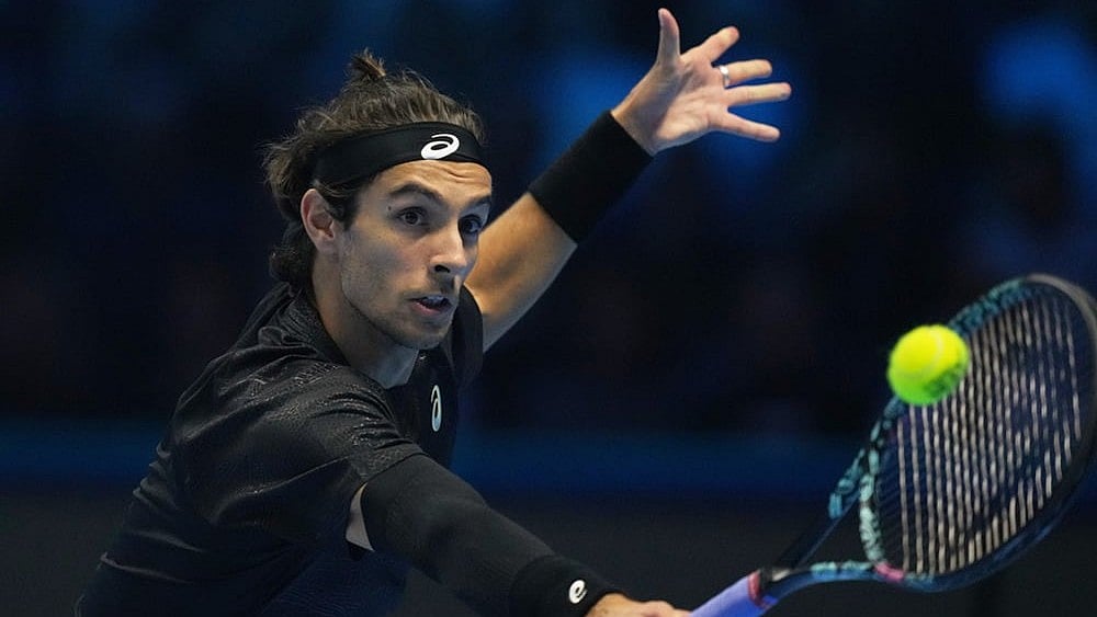 | Photo: AP/Antonio Calanni : Italy's Lorenzo Musetti returns the ball to Australia's Alex de Minaur during their tennis match of the ATP World Tour Finals, in Turin, Italy.