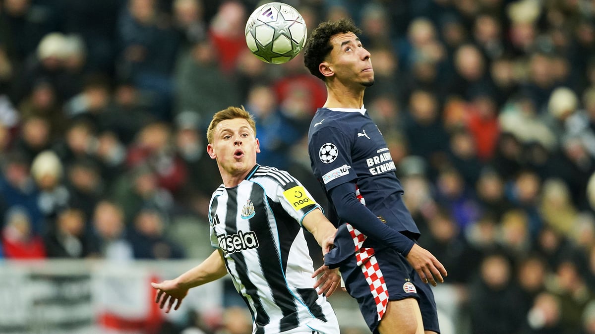 | Photo: AP/Ian Hodgson : PSG's Achraf Hakimi and Newcastle's Harvey Barnes jumps for a header during the Champions League match on Wednesday, January 21, 2026.