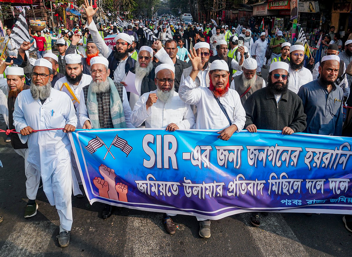 Manvender Vashist Lav : est Bengal State Jamiat-e-Ulama President Siddiqullah Chowdhury with other members during a protest march against the alleged harassment and "logical discrepancies" in the ongoing SIR exercise in the state, in Kolkata, Tuesday, Jan. 27, 2026