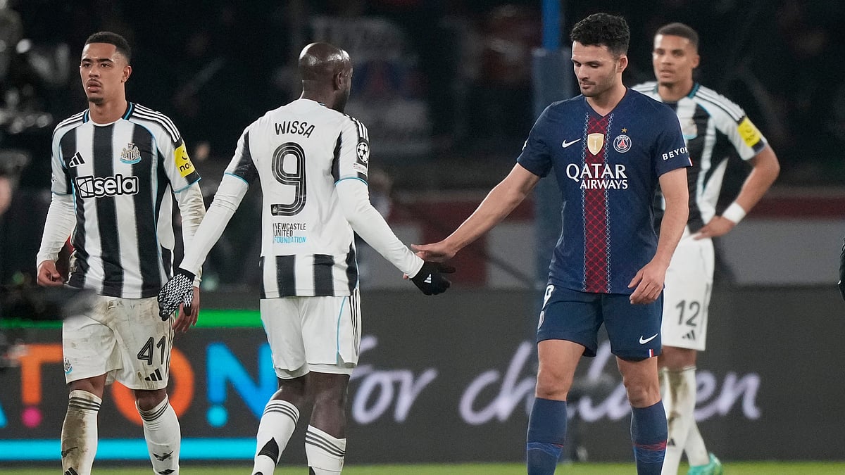 (AP Photo/Michel Euler) : PSG's Goncalo Ramos, right, congratulates Newcastle's Yoane Wissa at the end of a Champions League opening phase soccer match between Paris Saint-Germain and Newcastle in Wednesday, Jan. 28, 2026