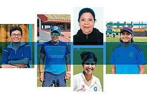 Outlook Team : Not Giving Up: (From left to right) Shashwati Mukherjee, Seema Singh, Charanjit Kaur (in black), Shubhlakshmi and Kavita Roy