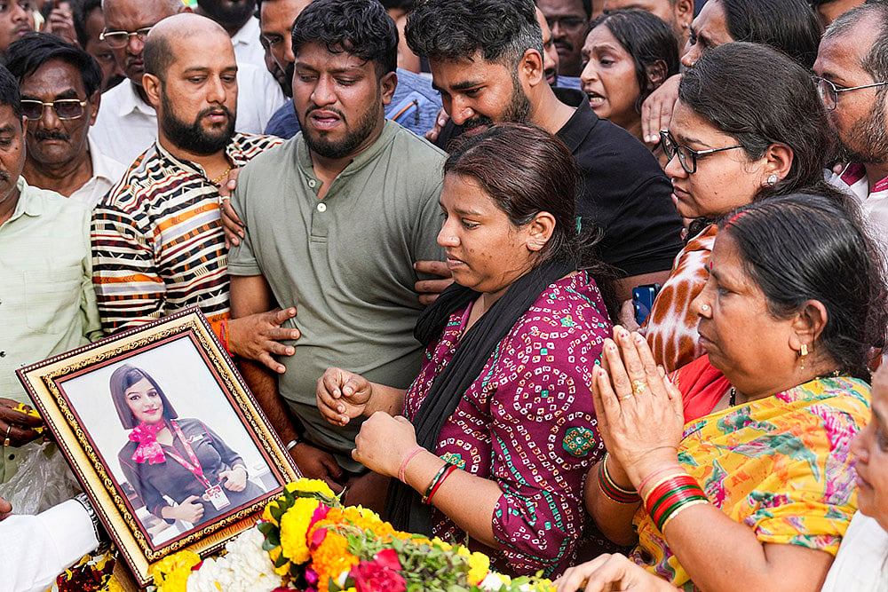 | Photo: PTI/Shashank Parade : Bereaved family members pay their last respects to the mortal remains of flight attendant Pinky Mali, who was killed in the Baramati plane crash that also claimed the life of Maharashtra Deputy Chief Minister Ajit Pawar, during her funeral, in Mumbai.