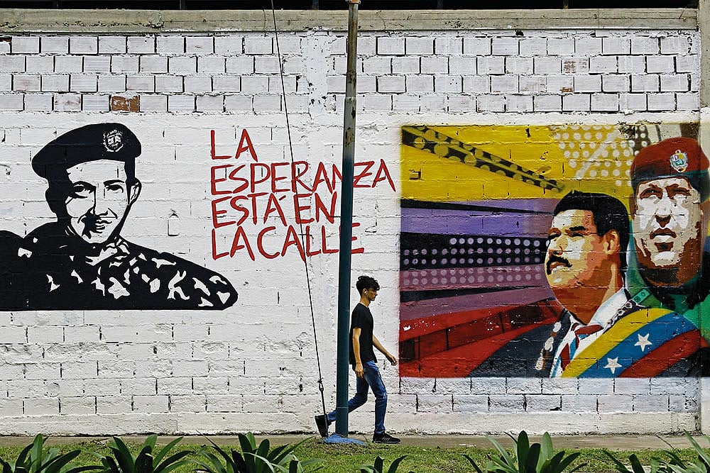 | Photo: Imago/Zuma Press Wire : Leaders on the Wall: A man walks past grafitti in Valencia city, Venezuela, depicting Nicolás Maduro, Simón Bolivar and Hugo Chávez 