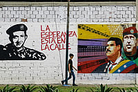| Photo: Imago/Zuma Press Wire : Leaders on the Wall: A man walks past grafitti in Valencia city, Venezuela, depicting Nicolás Maduro, Simón Bolivar and Hugo Chávez 