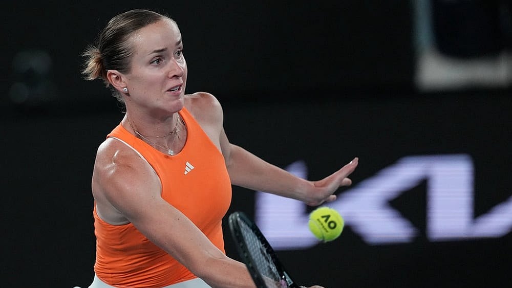 | Photo: AP/Asanka Brendon Ratnayake : Elina Svitolina of Ukraine plays a forehand return to Coco Gauff of the U.S. during their quarterfinal match at the Australian Open tennis championship in Melbourne, Australia.