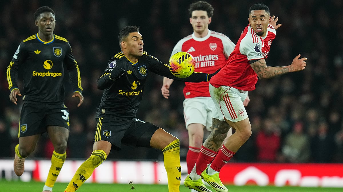 | Photo: AP/Kirsty Wigglesworth : Arsenal's Gabriel Jesus, right, is challenged by Manchester United's Casemiro during the English Premier League soccer match between Arsenal and Manchester United in London, Sunday, Jan. 25, 2026. 