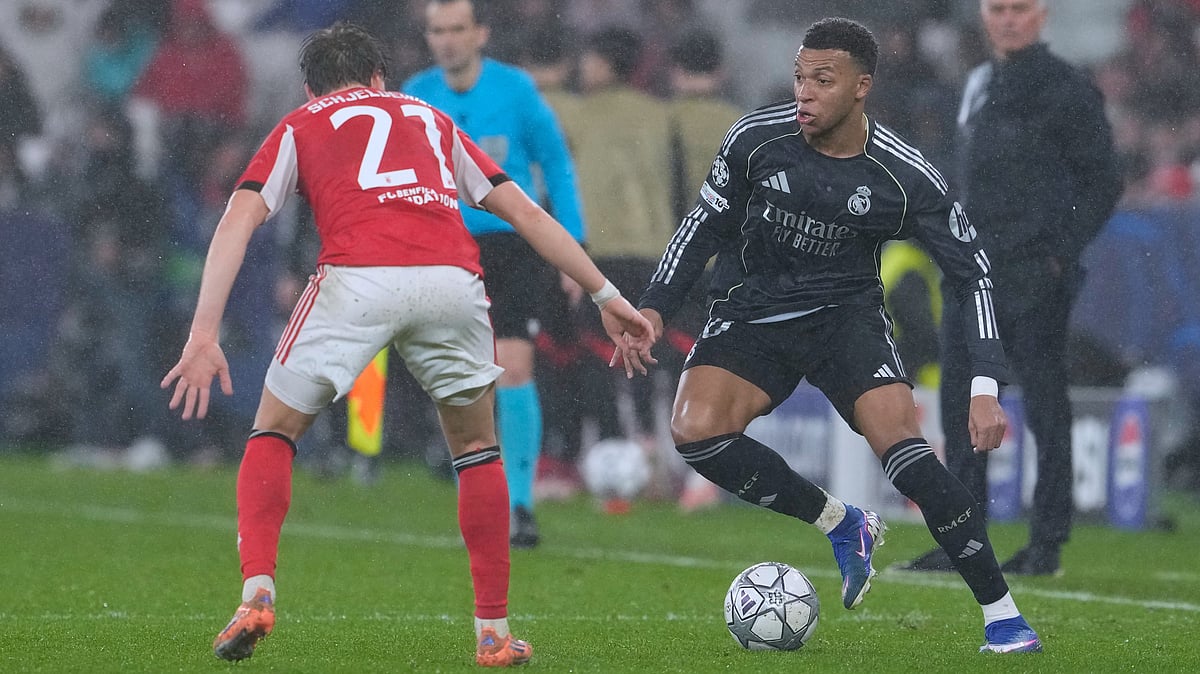 Real Madrid's Kylian Mbappe, right, vies for the ball with Benfica's Andreas Schjelderup during a Champions League opening phase soccer match between Benfica and Real Madrid, in Lisbon, Wednesday, Jan. 28, 2026. - | Photo: AP/Armando Franca