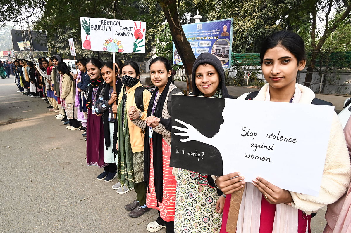IMAGO / ANI News : Dec 10. 2025: Teachers and students of Patna Women's College form a human chain to mark Human Rights Day.
