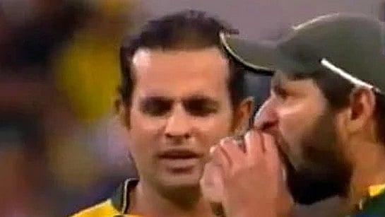 File : Shahid Afridi biting ball during Australia vs Pakistan 5th ODI in 2010.