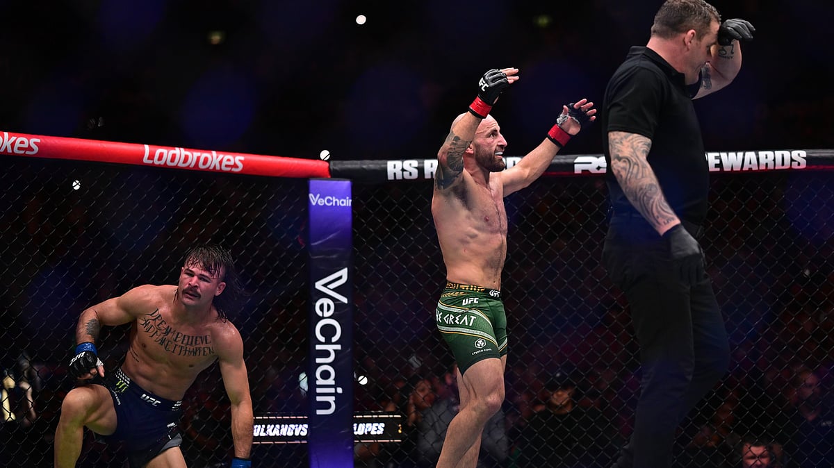 AAP : Alex Volkanovski, center, of Australia, in his featherweight title bout fights against Diego Lopes, of Brazil