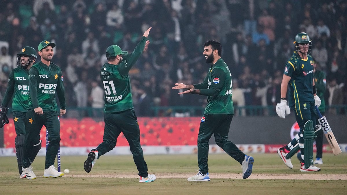 | Photo: AP/K.M. Chaudary : Pakistan's Shadab Khan, second right, celebrates with teammates after the dismissal of Australia's Sean Abbott during the second T20 cricket match between Pakistan and Australia, in Lahore, Pakistan, Saturday, Jan. 31, 2026. 