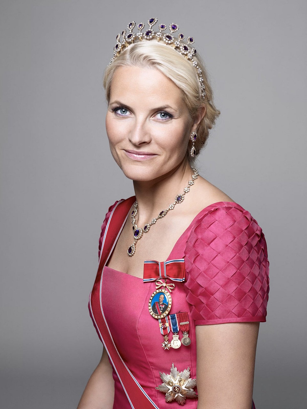 Mette-Marit discussed a range of personal topics with Epstein. In one email, she asked whether it would be “inappropriate for a mother to suggest two naked women carrying a surfboard” as wallpaper for her 15-year-old son’s computer. - X.com