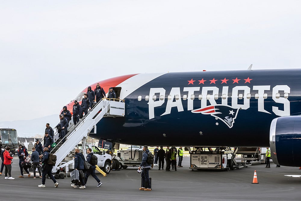 | Photo: Carlos Avila Gonzalez/San Francisco Chronicle via AP : New England Patriots players disembark at Mineta International Airport in San Jose, California, ahead of NFL football's Super Bowl LX. 